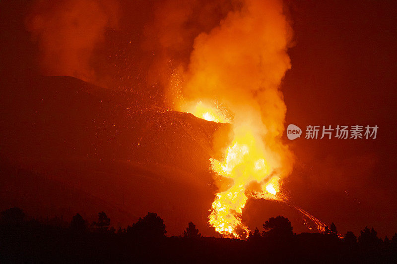 Cumbre Vieja火山爆发时拍摄的照片和地震。火山锥和火山炸弹正赶往黎明山。